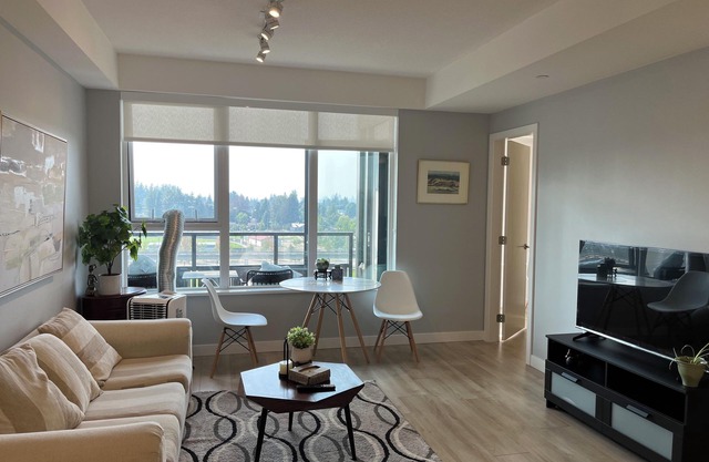 Park suite Surrey city central /skytrain 1B1BR