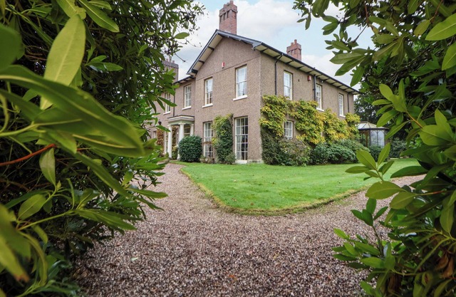 PARKFIELDS HOUSE, pet friendly, with pool in Barlaston