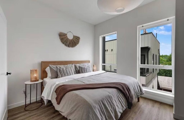 Parking x2, King Beds, AC - Walk to Everything!