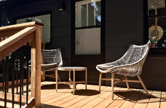 Parkman Pad: hot tub, wood stove by Montague breweries