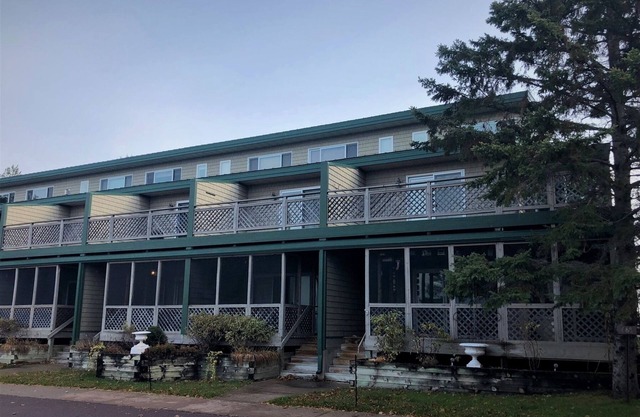 Im Stadtzentrum gelegene Eigentumswohnung herüber von Joni `s Strand auf Madeline Island