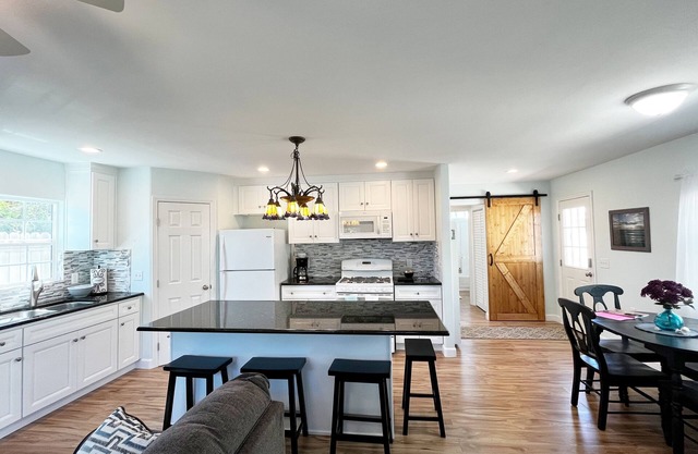 Parkside Cottage w/ Patio/BBQ - 20 min to beach