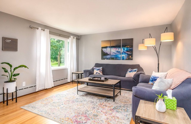 Parkside Estate, Niagara Falls, USA + Free Parking