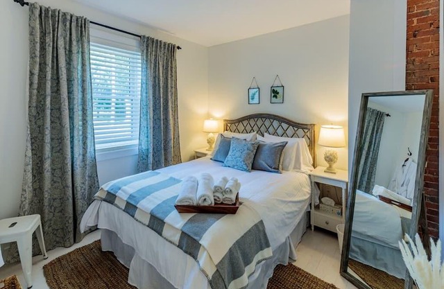Parkside Getaway in Downtown Kingston