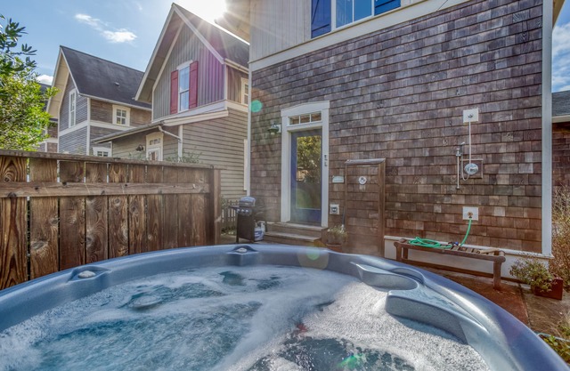 Parkside Home, 2 Blocks to Beach, with Kids Game Room, Hot Tub and Master Suite!