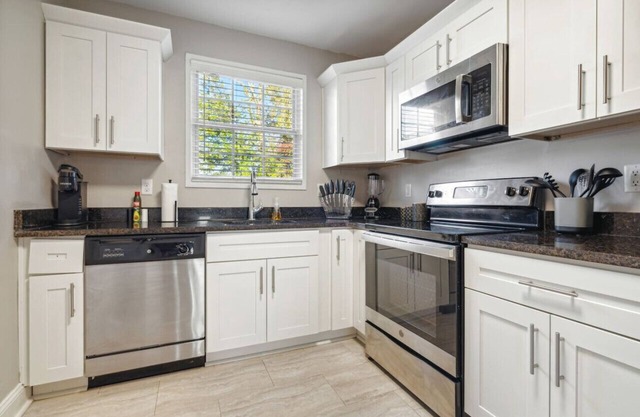 *Parkside KING SUITE in Midtown with FREE parking*