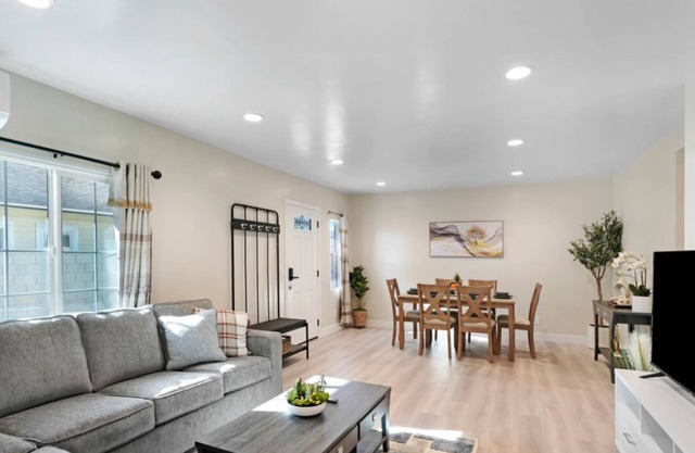 Parkside Modern Stay: Gated backhouse unit in DT Alhambra