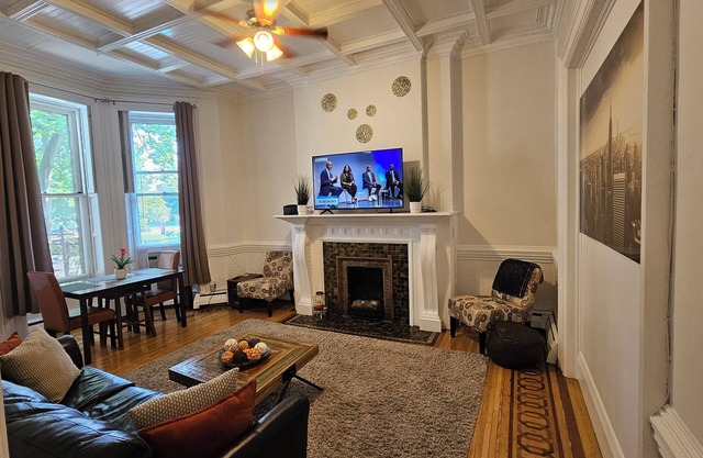 Parkside Queen Stunning 1 Bedroom in 1800's Brownstone!