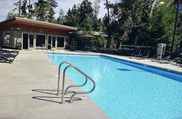Parksville Sunrise Ridge Ocean Front Resort 2 bedroom 2.5 bath, Pool, hot tub!