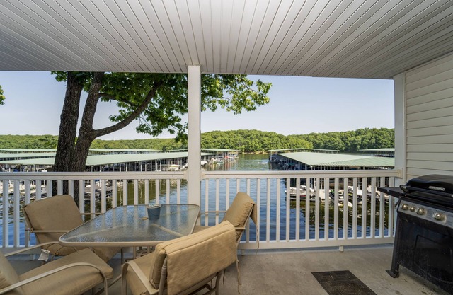 Parkview Bay 113 - Lakeside Condo with balcony