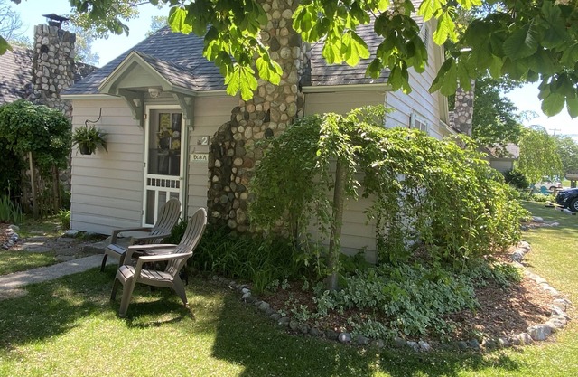Parkview Cottage #2 - 1/2 block to city beach