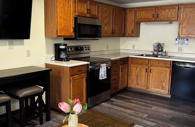 ParkWay Yellowstone Guest House Yellowstone Riverside studio #6