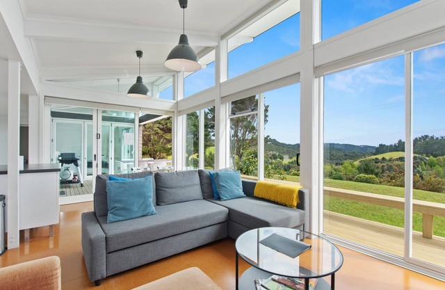 Paroa Bay Chalets - Te Whare Kereru, RUSSELL