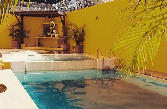PAROTA HAUS KLIMA UND POOL.