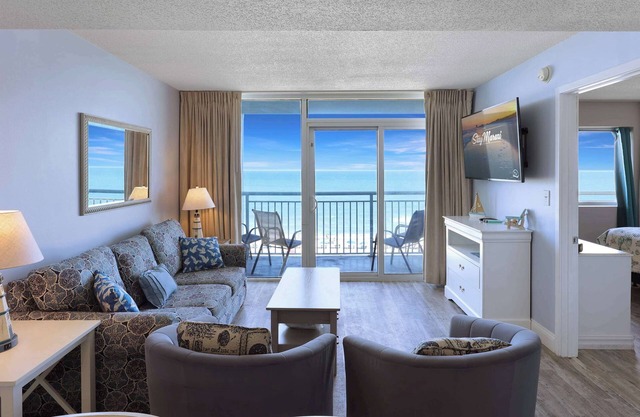 Parrot-ise by StayMareni - Oceanfront Suite