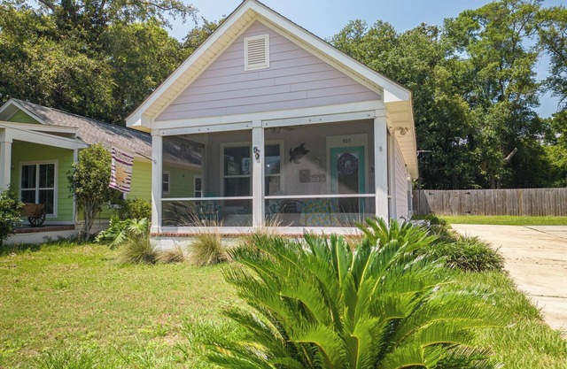 Parrothead Escape-3BD/2BA- 1 block from beach - Pet Friendly