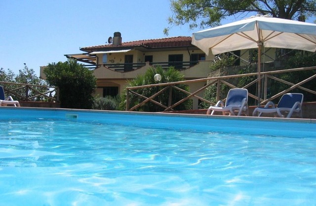 Teil einer herrlichen Panorama-Villa mit Pool und Garten, 4 km vom Meer entfernt
