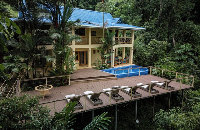 Teilweise Meerblick, Private Pool Villa von Regenwald und Wasserfällen umgeben