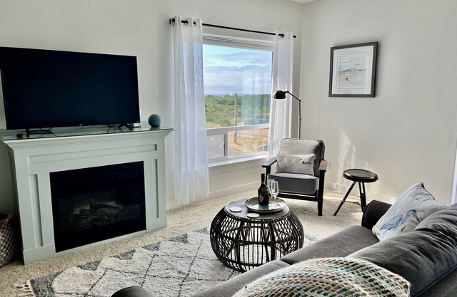 Partial ocean view ~ Saltwater Heated Pool ~ Hot Tub ~ King Bed!