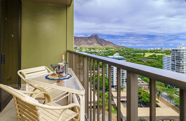 Partial Ocean View Waikiki Suite, Close to beach, AC, Free Wi-Fi & Pool!