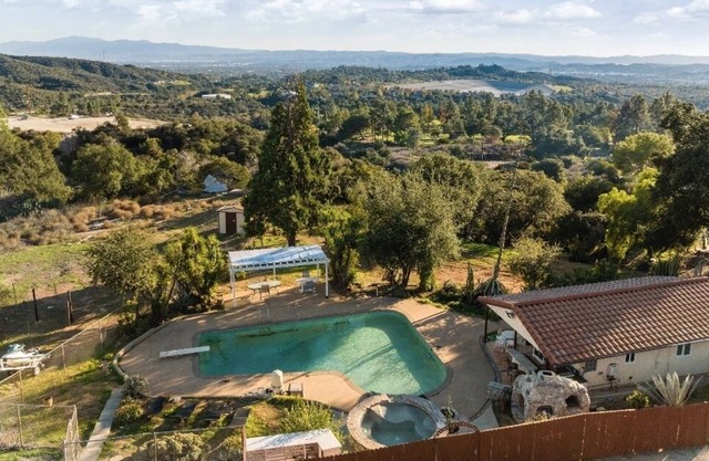 Party pool house with mountain view