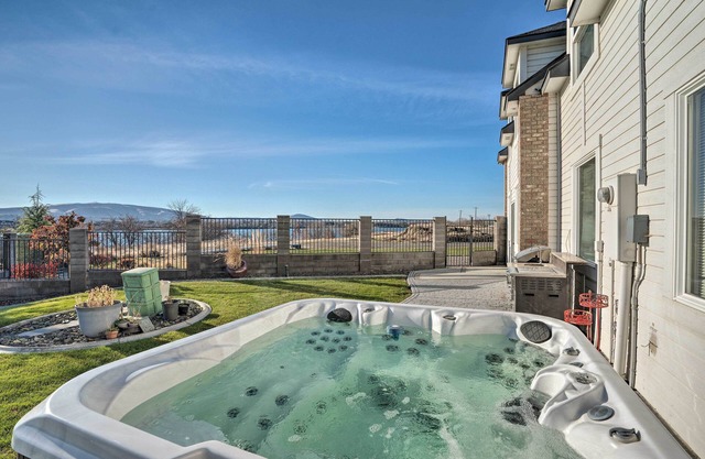 Pasco Condo w/ Columbia River Views + Hot Tub