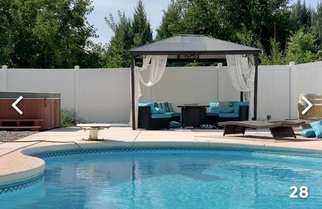 Pasco Oasis Get Away - In-ground pool and hot tub open June-Sept, 4 bed 2.5 bath