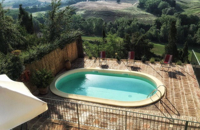 Landhaus, Pool, Meerblick, WiFi, in einem Dorf in der Nähe von Montalcino