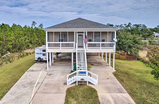 Pass Christian Home: Easy Access to Beaches!