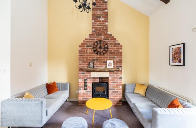 Pass the Keys 20 Hazelnut Grove Spacious Contemporary 2-Bed House in York