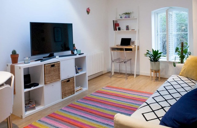 Pass the Keys | Bright Modern flat by City Airport