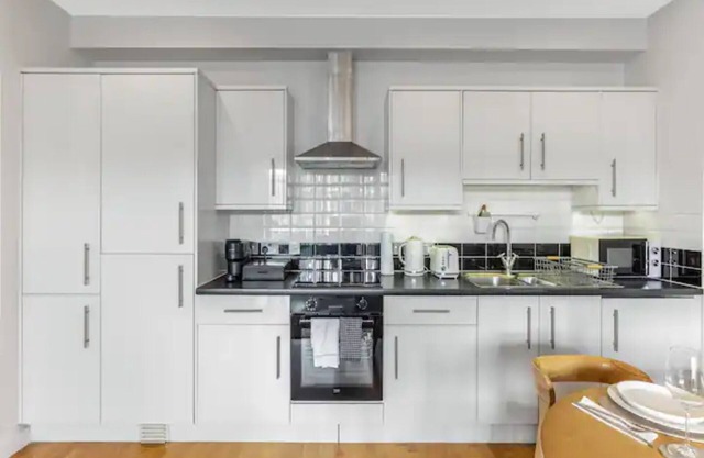 Pass The Keys Charming 2-Bed Apartment in Historic Drapery | Modern Comfort in Central London