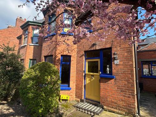 Pass The Keys Colourful, Quirky Artist-Owned 3 Bed Next to Cafes