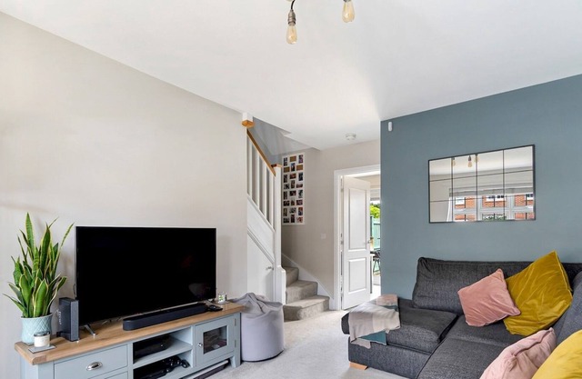 Pass the Keys | Fabulous 2 Bed House in Woodford sleeps 4