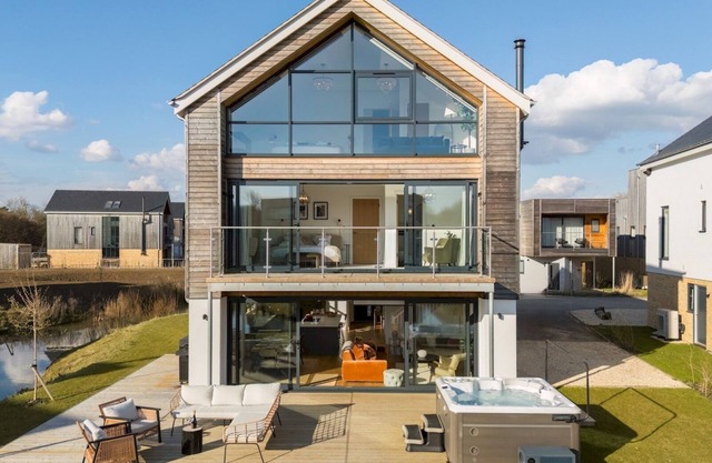 Pass the Keys | Stunning 5 bedroom lake-house | hot tub | views