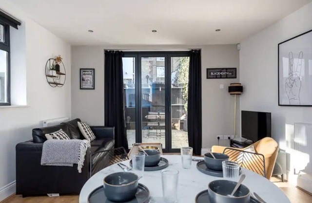 Pass the Keys | Modern and Bright Home Minutes From Central London