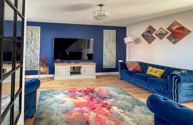 Pass the Keys | Modern spacious home | Hot Tub | Garden | Parking