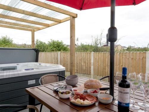 Pass the Keys Modern Home with Hot Tub