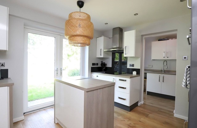 Pass the Keys | Spacious 5BR Garden Home - 2 x Parking - Oxford