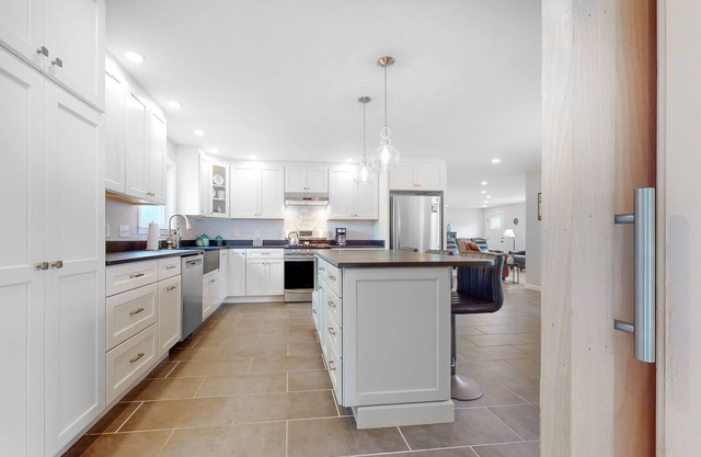 Pastoral home with gas fireplace & lovely view - great for skiing & fall foliage