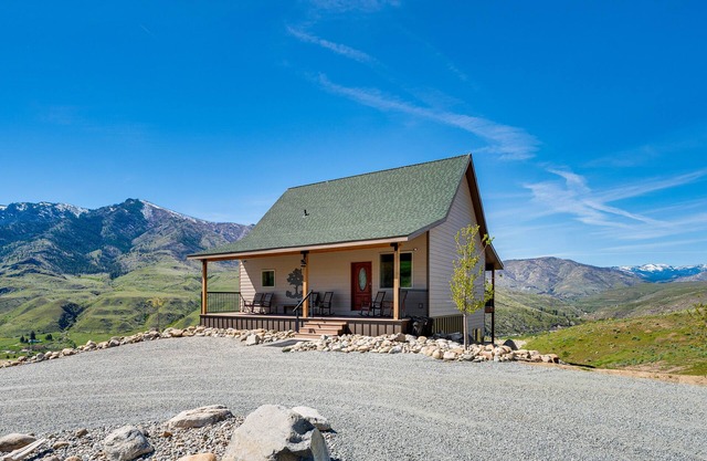 Pateros Home w/ Deck, 7 Mi to Alta Lake Park!