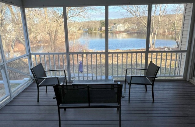Pattagansett Lake House · Lake Front+kayaks+USCGA