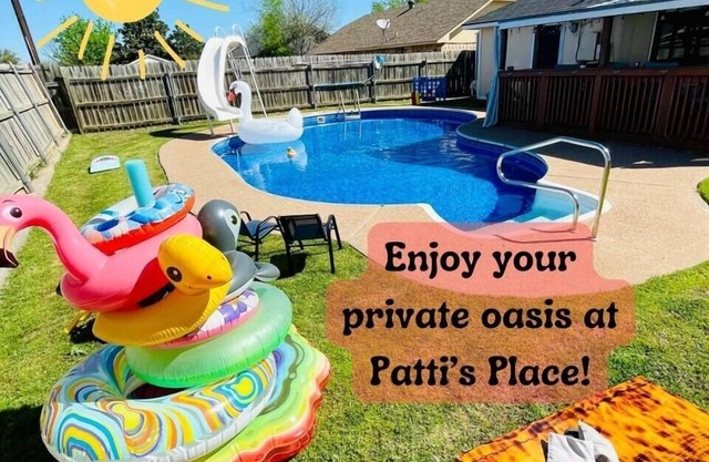 Patti's Place ( POOL | Sleeps 9) *4th Bedroom Coming Soon!