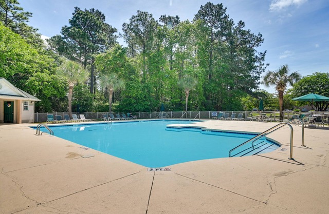 Pawleys Island Condo w/ Screened Porch + Golfing!