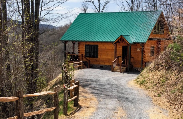 Paws Up-Luxury Log Cabin Rental, Mountain Views, High Speed Internet, Rafting, Fishing in Nantahala NC!