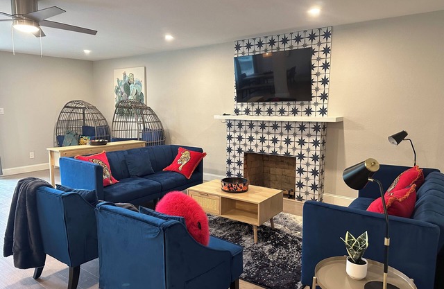Paxton House 3 bedr 2 bath walk to Discovery Park & Aftershock Yard Grill Garage