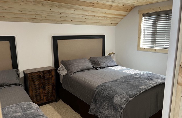 Payne Lake Wilderness Huts - Lakeview Suite