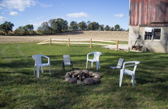 Peace and quiet, family friendly location - King bed!
