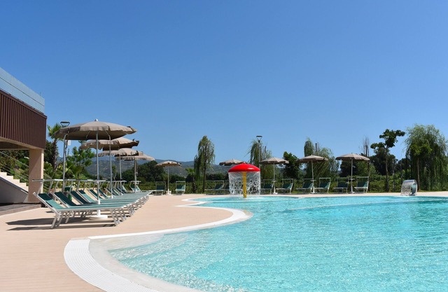 Luxusoase: Apartment mit Terrasse und bezauberndem Pool in Hyéle!