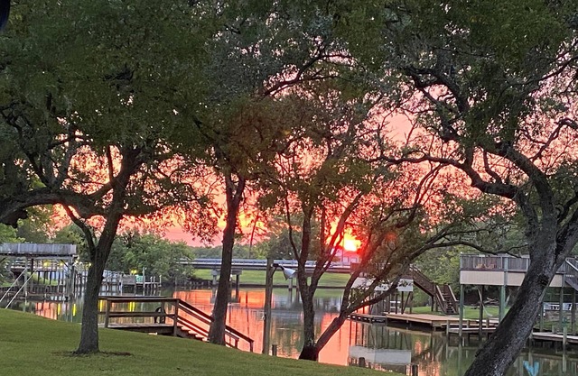 Peace, luxury and fishing under 100 year old oaks
